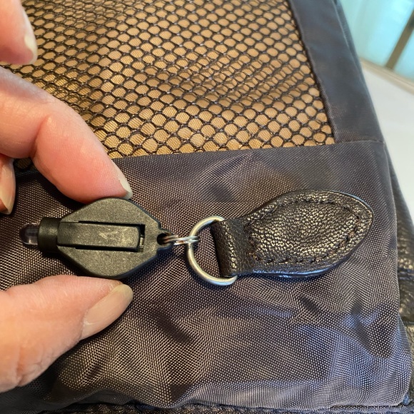 Travelon unisex brown leather crossbody - Picture 13 of 13